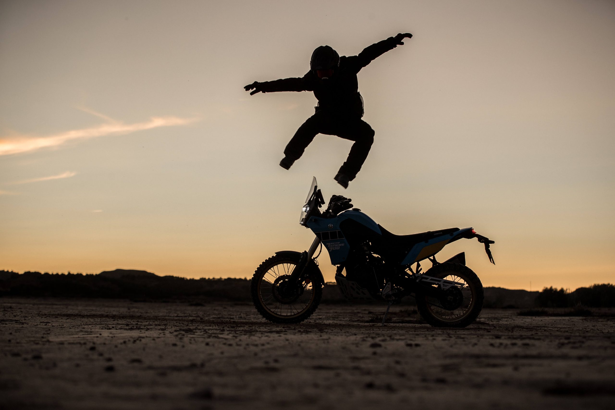 Moto dans un désert d'Espagne